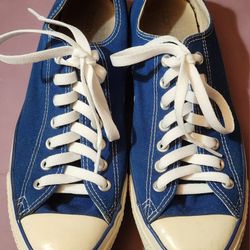 Blue low top Converse Chucks 