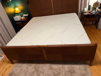 Like New Saatva Contour5 Memory Foam King Mattress