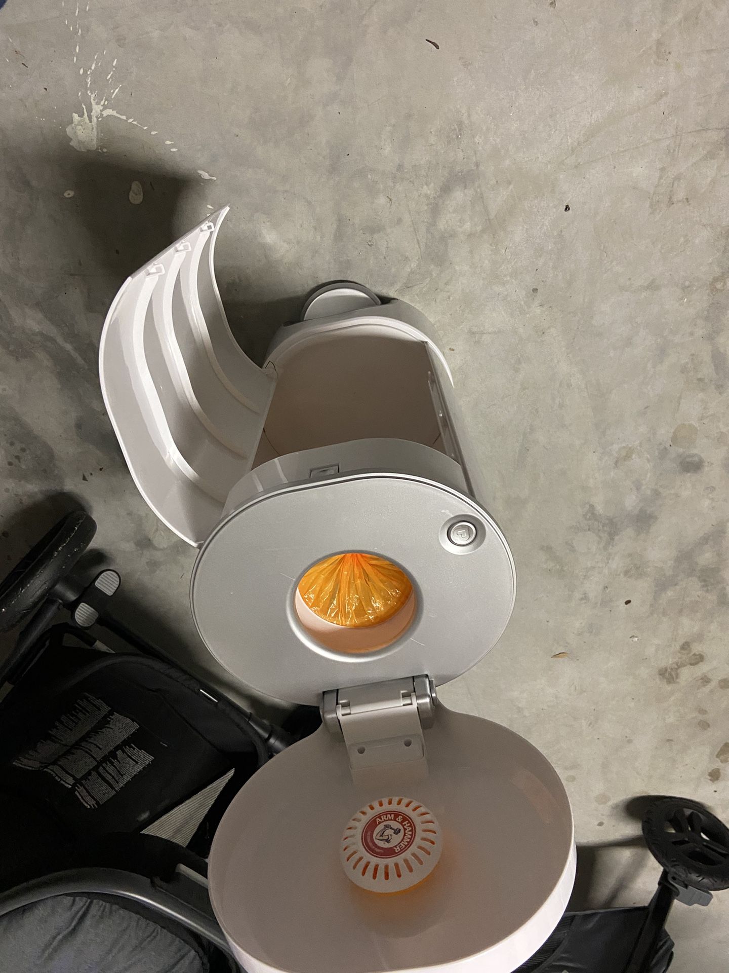 Munchkin Arm And Hammer Diaper Pail