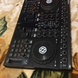 Traktor kontrol s4 
