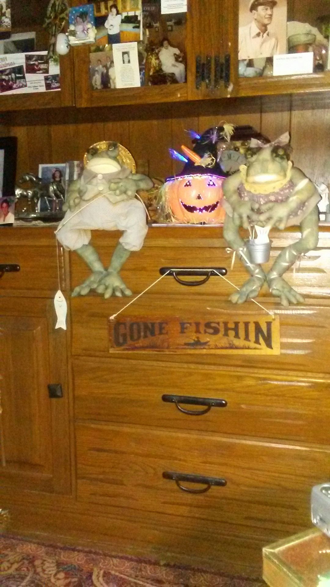 New 2 frogs fishing n gone fishin sign