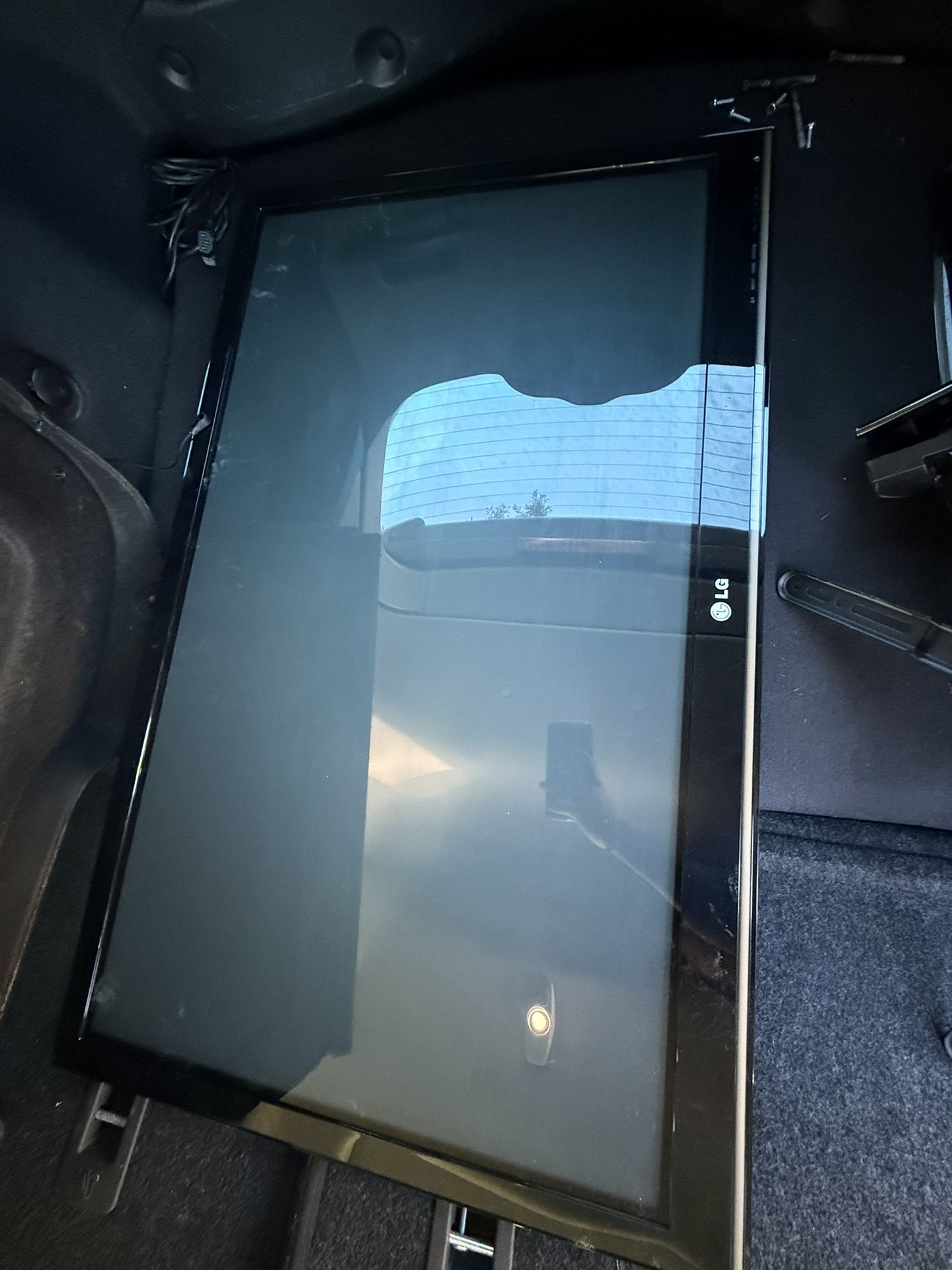 LG 32” Full HD 1080p TV with Wall Mount