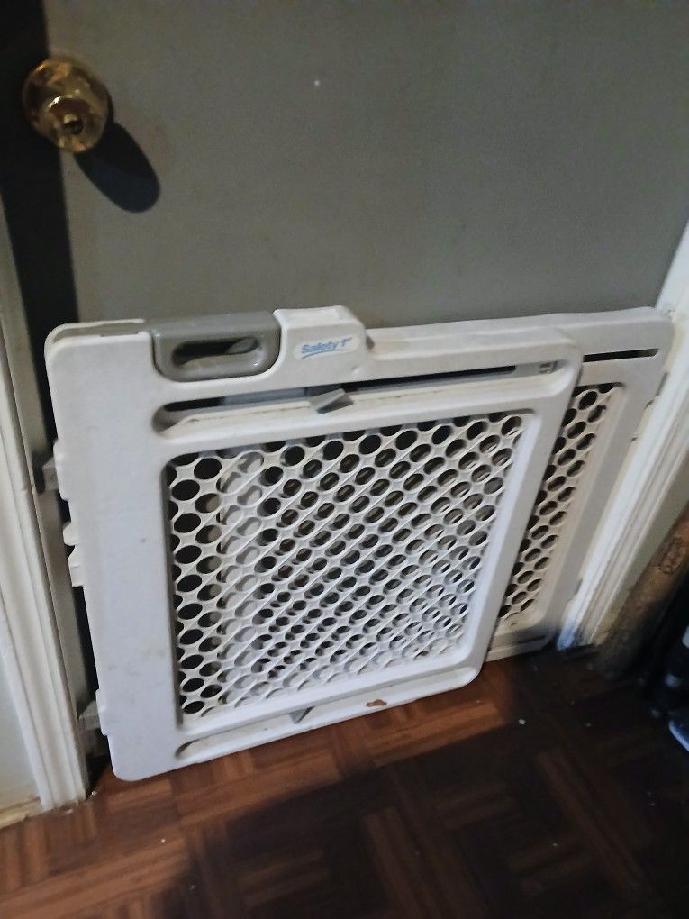 Pet Gate / Baby Gate