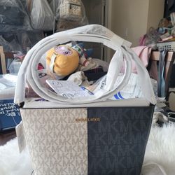 Authentic MICHAEL Kors SIGNATURE LOGO SMALL SLING/CROSSBODY BAG- NEW WITH TAGS 