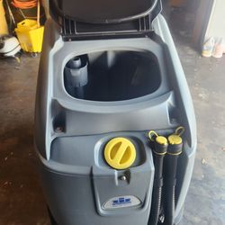 Chariot ride on floor scrubber 26 inch