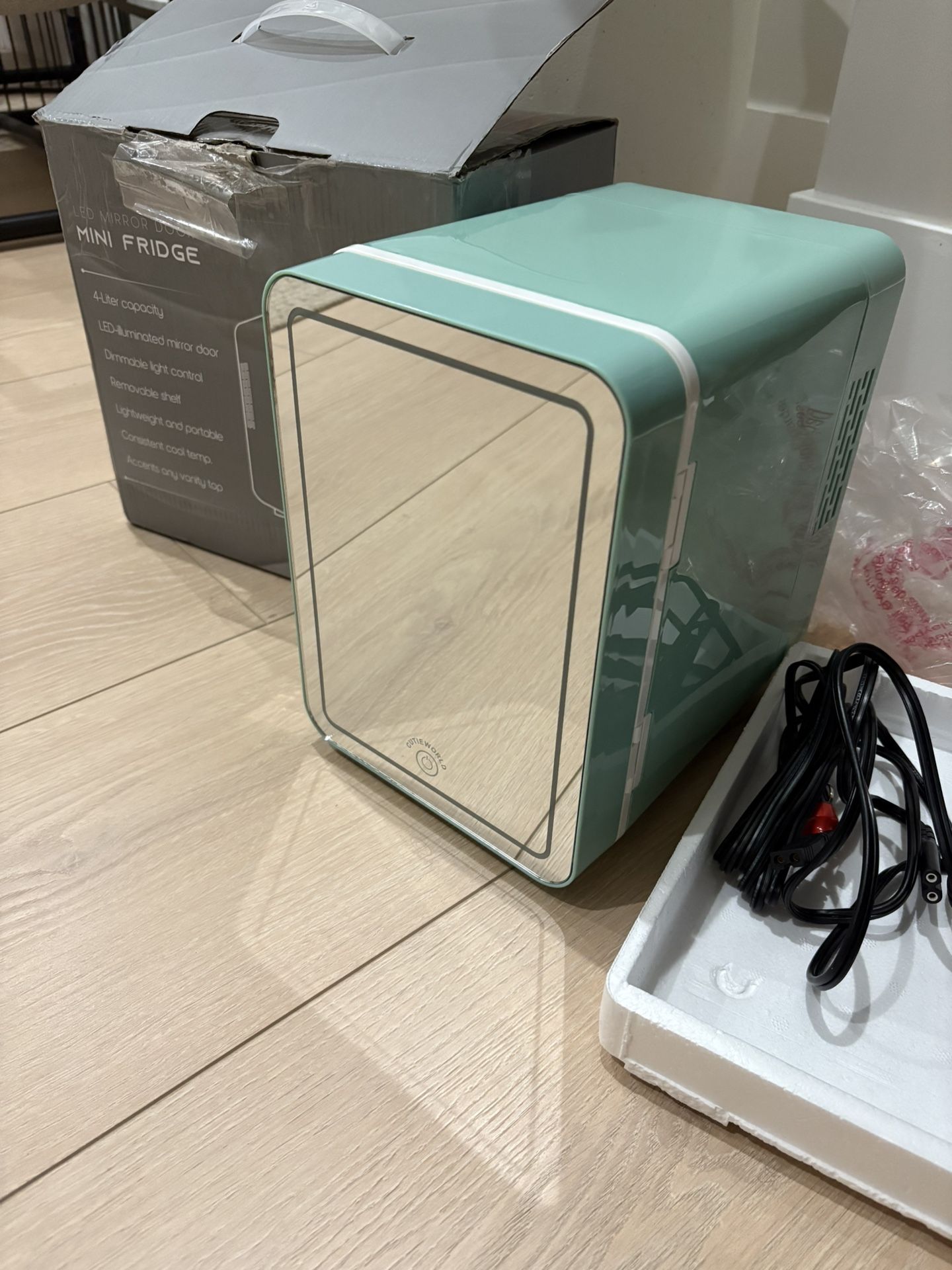 New Skincare Fridge With Dimmable LED Light Mirror, 4L Mini Fridge, Cool & Heat, Green