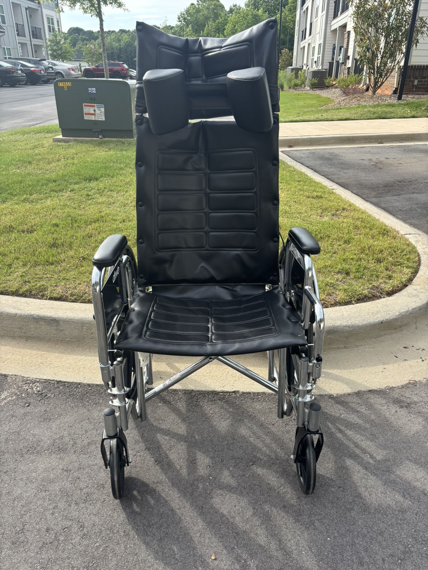 Drive Deluxe Sentra Full-Reclining Dual Axle Bariatric Wheelchair with Detachabl