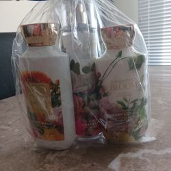 BRAND NEW BATH & BODY WORKS SET......😁😊😍