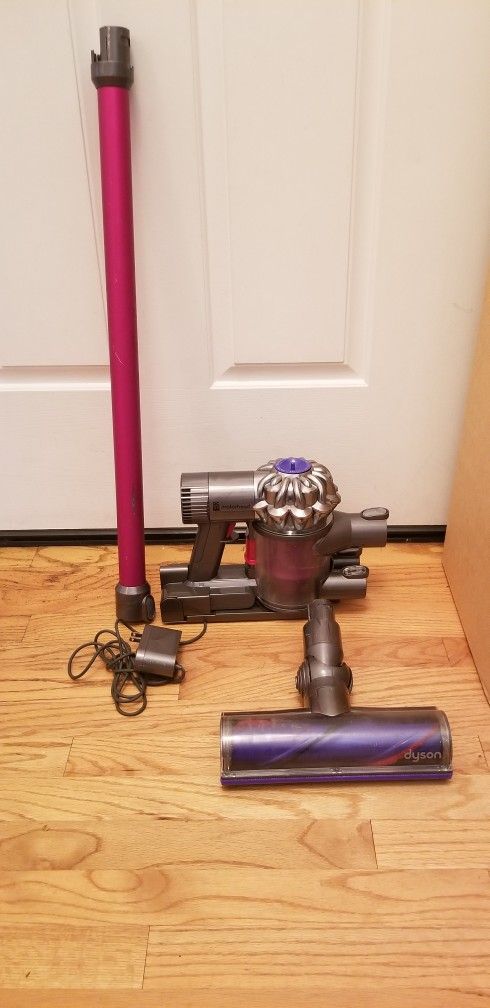 NEW cond DYSON CORDLESS VACUUM WITH AMAZING POWER SUCTION , WORKS EXCELLENT , IN THE BOX