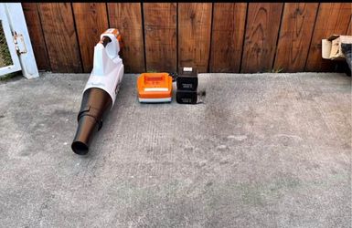 Stihl Electric Blower !! Comes With One Battery And Charger 