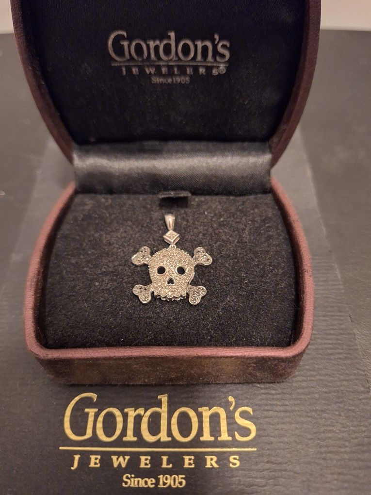 LIKE NEW! GORDON'S JEWELERS DIAMOND SKULL CROSSBONES PENDANT