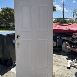 Exterior metal door in good condition; you can paint it to your liking. It measures 79 inches in height and 31 1/2 inches in width, and features three