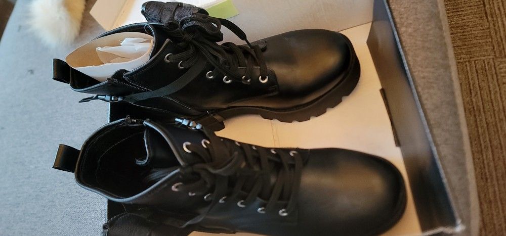 size 9 womans Torrid Boots with pouch