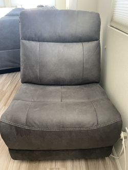 Gilman Creek Zakary Sectional – Middle Seat (Like New, from Costco $2400 Set)