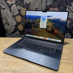 Apple 15” MacBook Air M2 Chip 8GB Ram 256SSD! Like new!