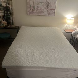 QUEEN SIZE MEMORY FOAM TOPPER!! like brand New 