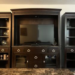 Entertainment Unit With Audio Towers