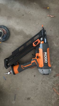 RIDGID Pneumatic 15-Gauge 2-1/2 in. Angled Finish Nailer with 1/4 in. 50