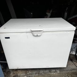 Maytag 135 Gallon Deep Freezer 