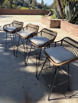 4 outdoor bar stools with outdoor fabric pillow. Clean and great condition. Make an offer.