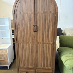 71” H,Wardrobe Closet, Armoire Wardrobe Closet with Drawers and 2 Arched Fluted Doors, Wooden Bedroom Armoires with Shelves and Hanging Rod ,Walnut