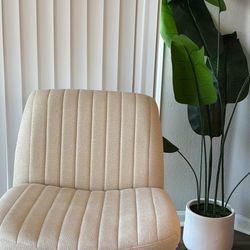 Modern Swivel Chair – Great Condition