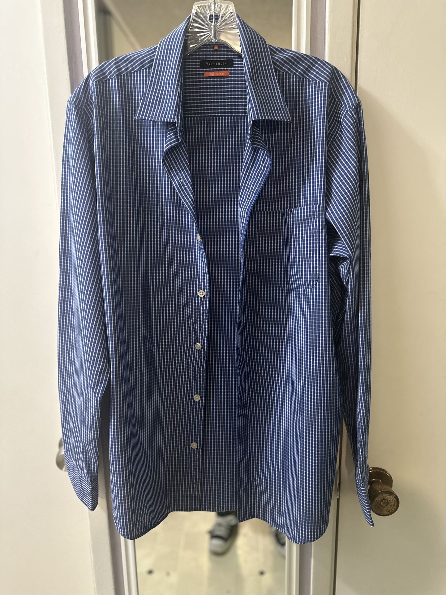 Men’s Van Heusen Button Down Shirt Size M