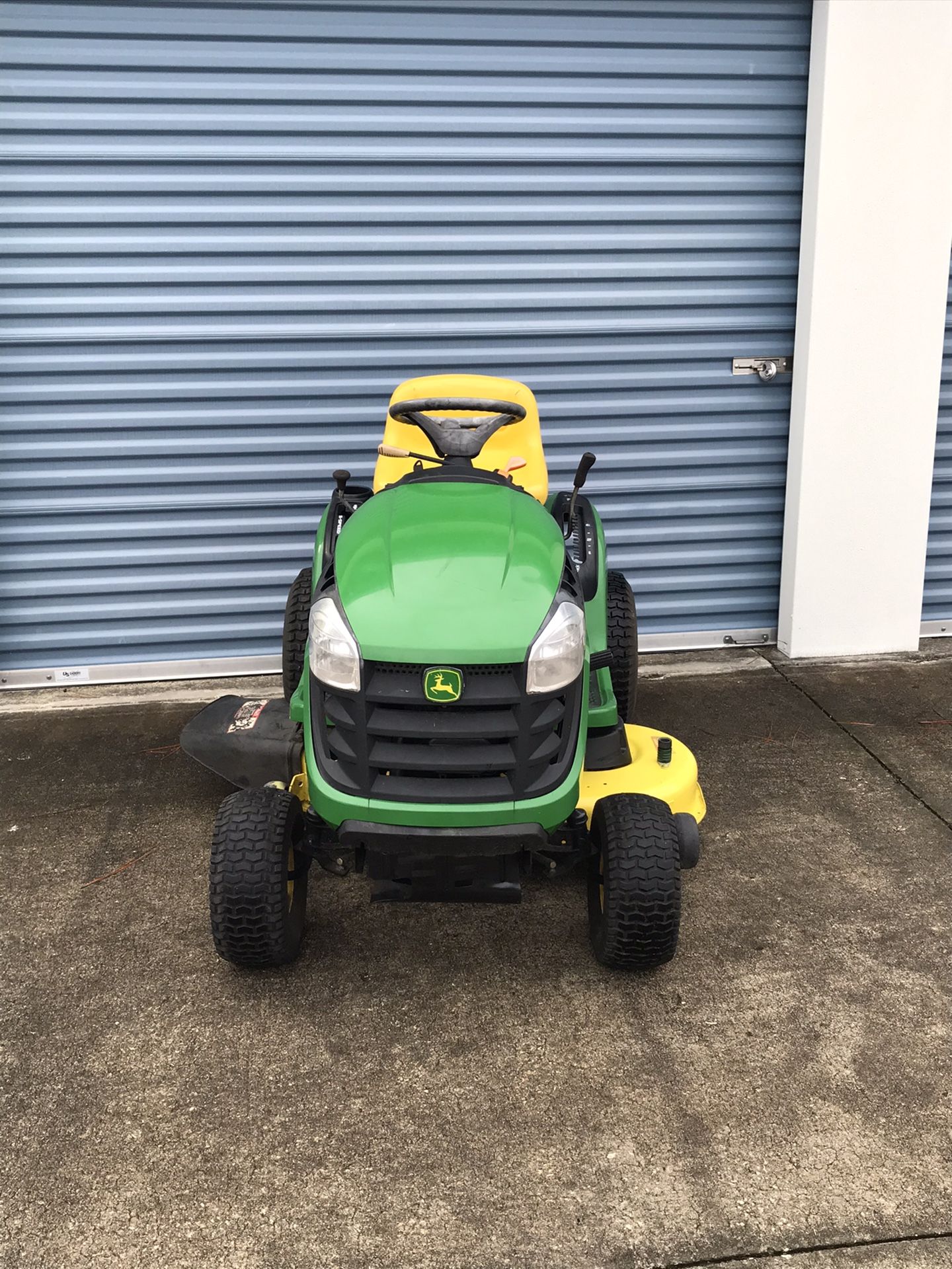 JOHN DEERE D100 TRACTOR 42 INCH RIDING LAWN MOWER for Sale in Clermont