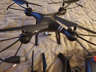 Mogofe drone with 4k cam remote 2 batteries extra parts. New