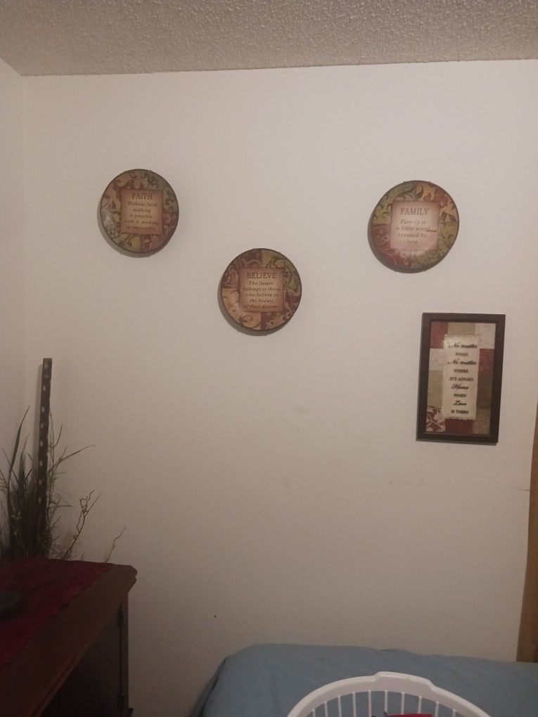 Wall Plates And Pic