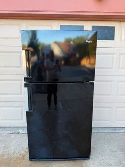 Whirlpool Refrigerator In Good Condition. Free delivery and installation