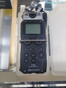 Zoom H5 Handy Recorder featuring an XYH-5 Stereo Microphone Capsule
