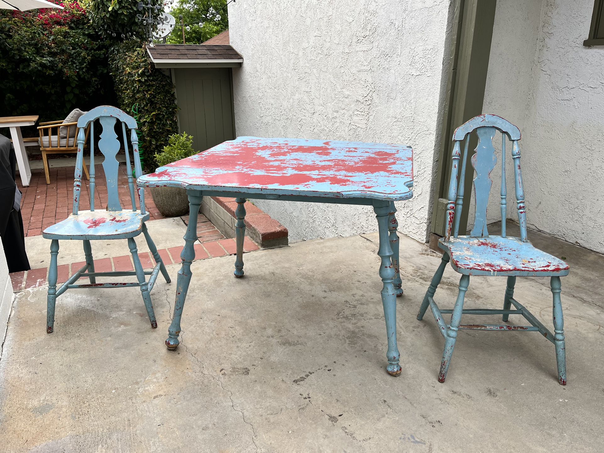 Adorable Table And Chairs
