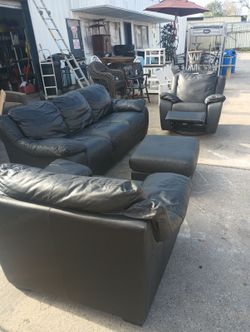 Muy elegante juego de sofá color negro muy confortables en color negro un sillón de ellos es reclinable los demás son fijos