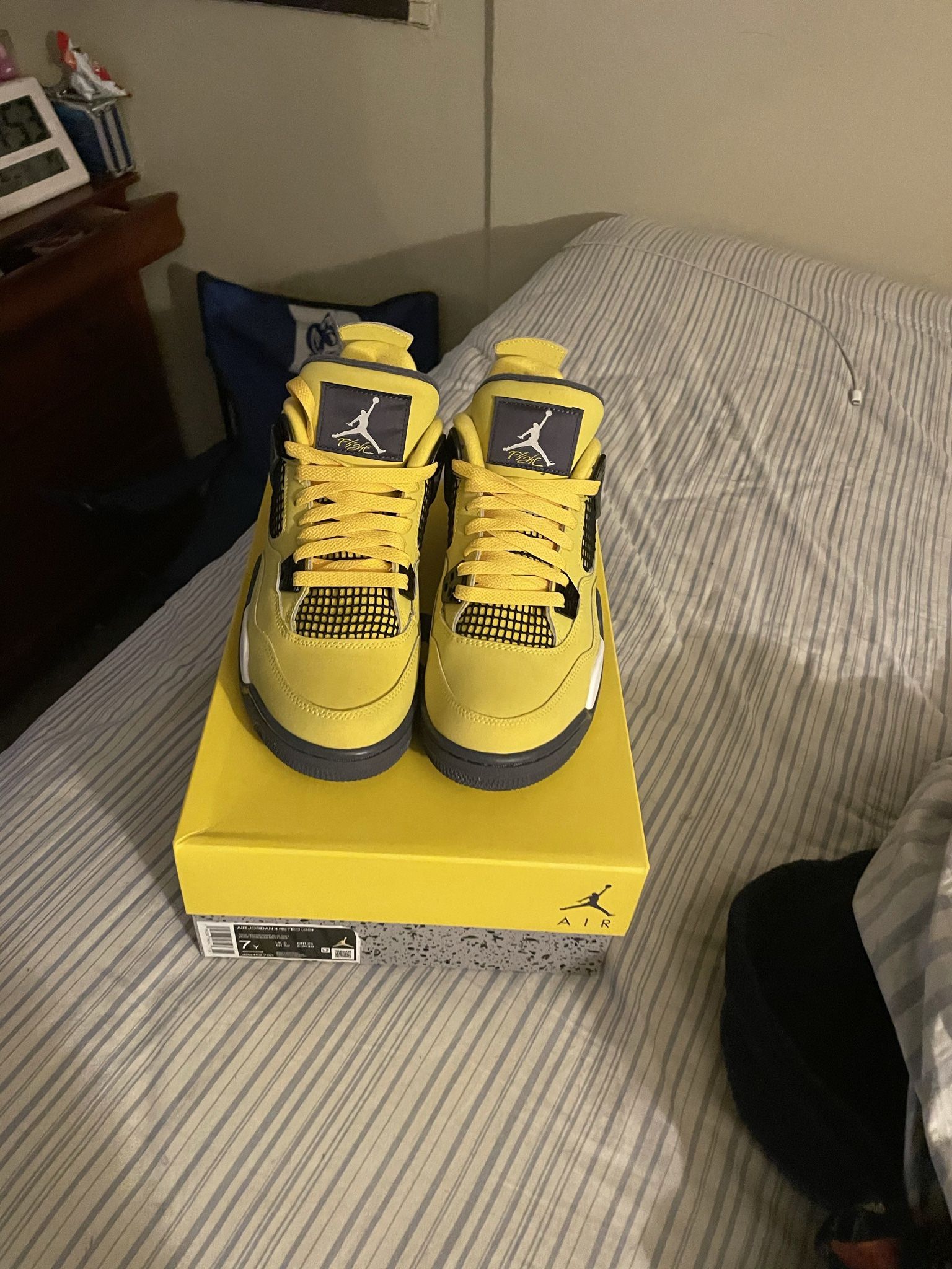 Jordan 4 Lightning 