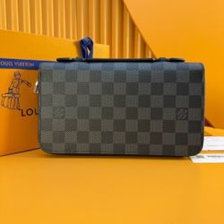 LV  L  wallet

