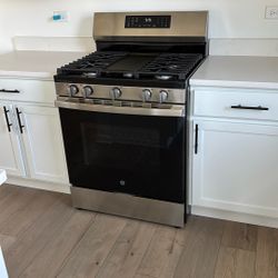 Brand New GE Gas Range 600 Series 30 In. Free-Standing in Stainless Steel GGF600AV2SS