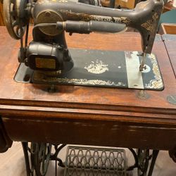 Singer Sewing Machine 