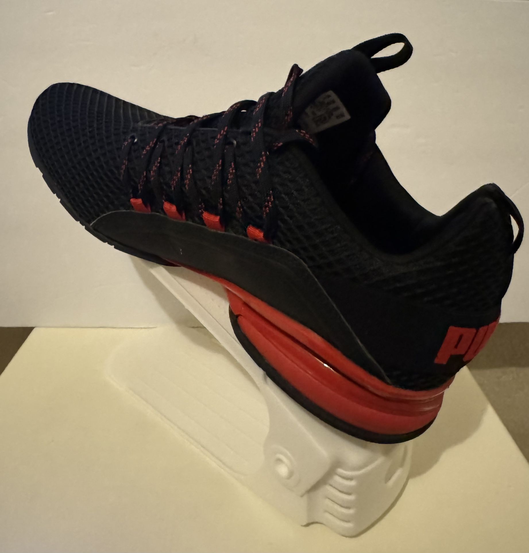 PUMA Men's Axelion Cross Trainer Black/Red Color Size 12 Pre-owned