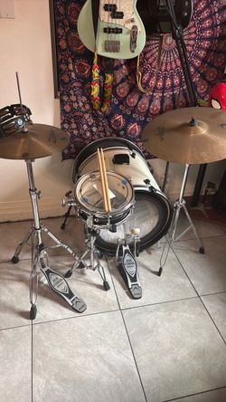 Ludwig Drum set with mixed hardware & cymbals