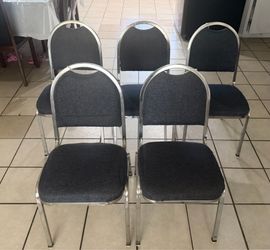 Sillas de metal acojinadas $70 por las 5 sillas