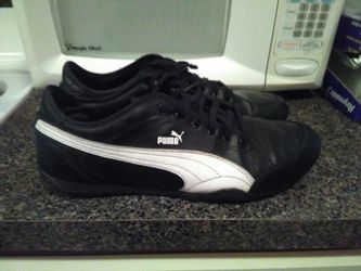 Leather pumas very good condition size 10/1/2