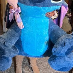 Tengo este Stitch gigante, es único es un Stitch muy grande para un bonito regalo para que se lo regales a tu novia, a tu novio, con un ramo de flor o