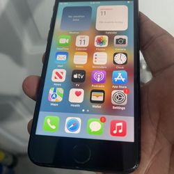 iPhone SE 64gb Unlocked (cracked Screen).  Fully Functional.  