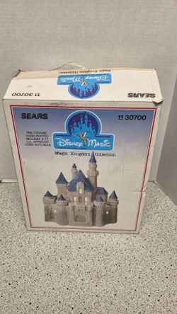 Vintage Disney Cinderella Castle Ceramic Magic Kingdom Light Up 30700 Sears 1988
NEW OPEN BOX
NEW BULB
The product is a vintage Disney Cinderella