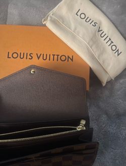 Women’s LV wallet