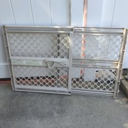 Pet Gate Excellent Condition 26" T Extends from 27 1/2" W to 41" W