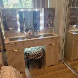 Vanity With Mirror Lights Plugs And Ottoman