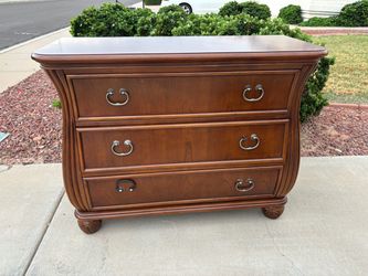 Broyhill 3-Drawer Wood Chest (34”wide*22”deep*30”tall)