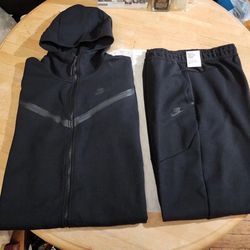 Black Nike techs for sale (I HAVE MULTIPLE OTHER COLORS MESSAGE ME IF INTERESTED!)